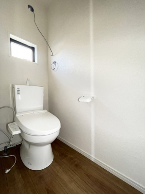 トイレ 小窓から光が注ぎ込む明るいトイレです。