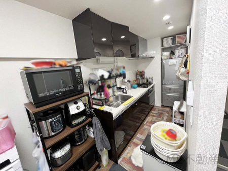 キッチン 清潔感のある広々としたキッチンです。設備も充実しているのでお料理も捗りますね。