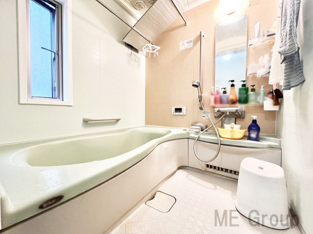 浴室 窓からの採光が心地よい、爽やかなバスルーム。