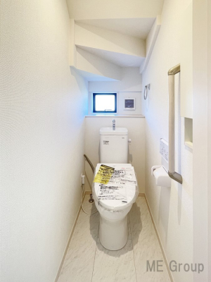トイレ 小窓から光が注ぎ込む明るいトイレです。換気もしやすいですね。