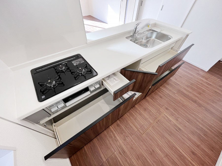 キッチン 浄水器・３ツ口コンロ・収納などデザイン性も機能性も兼ね備えたシステムキッチン！