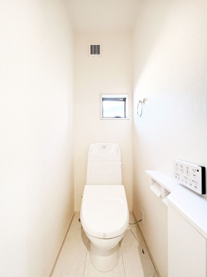 トイレ 温水洗浄便座機能付きトイレ！小窓から光が注ぎ込みます！