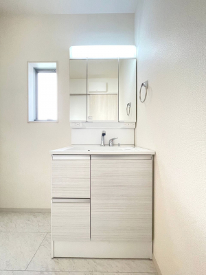 洗面台・洗面所 白を基調とした清潔感のある洗面台！三面鏡でスタイルチェックにも便利ですね！