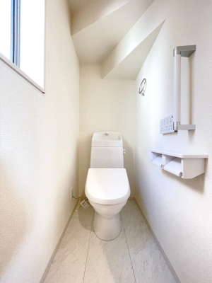 トイレ 小窓から光が注ぎ込む明るいトイレ。清潔感あるシャワー機能付きです！