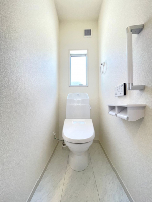 トイレ 小窓から光が注ぎ込む明るいトイレです。換気もしやすいですね！