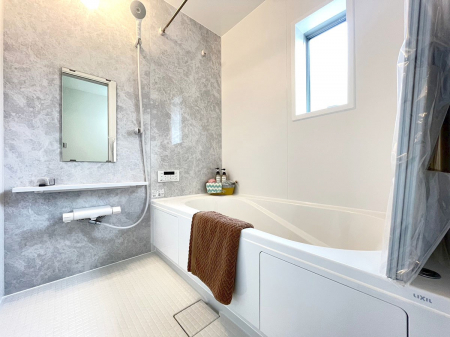 浴室 窓からの採光が心地よい、爽やかなバスルーム。